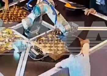 Satranç Robotu Rakibinin Parmağını Kırdı