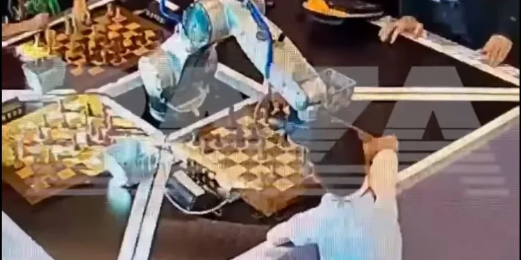 Satranç Robotu Rakibinin Parmağını Kırdı