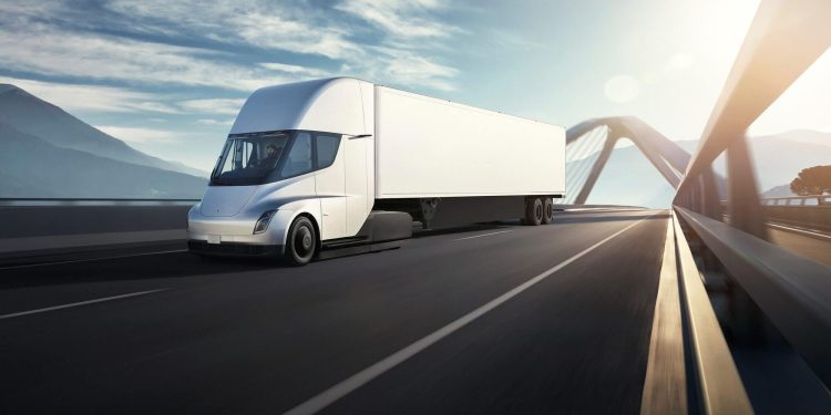 Musk, Tesla’nın Yarı Elektrikli Kamyon Üretimine Başladığını Söyledi
