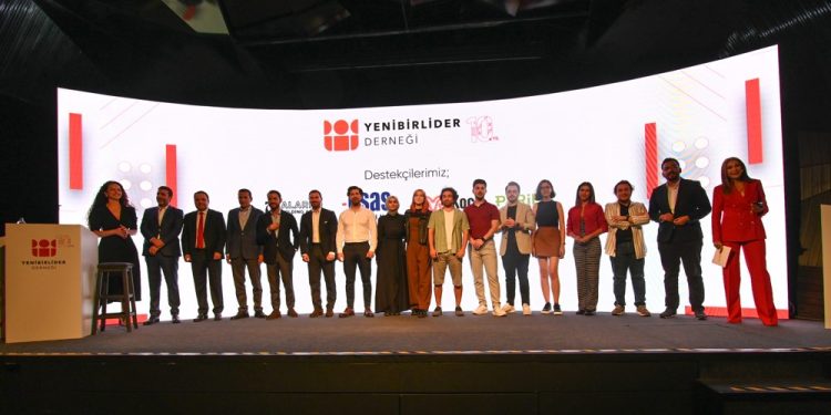 Yeni Nesil Teknolojiler Kullanarak Sosyal Fayda Yaratıcı Projeler Geliştirdiler