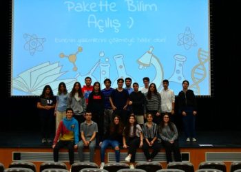 Lise Öğrencileri “Pakette Bilim” Projesiyle Akranlarına Deney Yapmayı Öğretiyor
