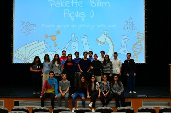 Lise Öğrencileri “Pakette Bilim” Projesiyle Akranlarına Deney Yapmayı Öğretiyor