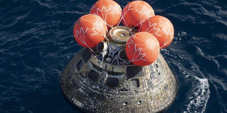 NASA’nın Orion’u Tarihi Ay Görevinden Sonra Dünya’ya Döndü
