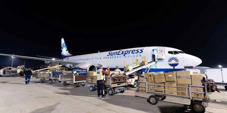 SunExpress’in Almanya’dan Gelen Yardımları Taşıyan İlk Kargo Uçağı Antalya’ya Ulaştı