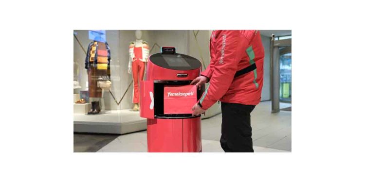 Yemeksepeti’nin Asansör Kullanabilen Yemek Teslimat Robotu YEBO, Akmerkez’de