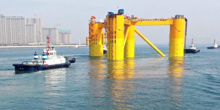 Çin’in İlk Derin Deniz Yüzer Rüzgar Enerjisi Platformu Denize Açıldı