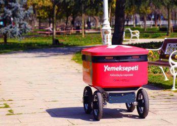 Yemeksepeti’nin Yemek Teslimat Robotu YEBO, Caddebostan Sokaklarına Döndü