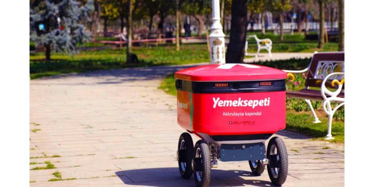 Yemeksepeti’nin Yemek Teslimat Robotu YEBO, Caddebostan Sokaklarına Döndü