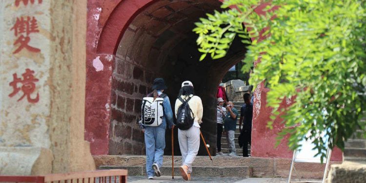 Çin’de “Komando Gezi” Modası: Günde 30 bin Adım, 48 saat Uykusuzluk
