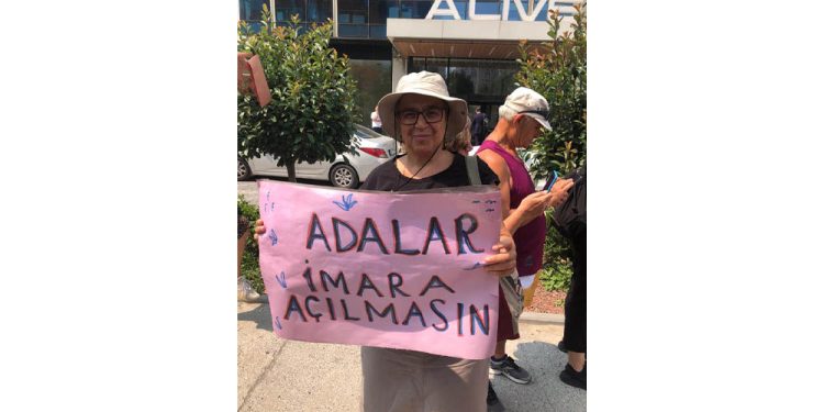 Adaları Korumak İçin Yüzlerce Vatandaş Çevre ve Şehircilik İl Müdürlüğü’nde Toplanarak Basın Açıklaması Yaptı