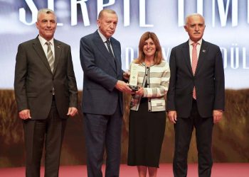 Serpil Timuray’a Dünya Türk İş Konseyi’nde “İş Dünyası Ödülü”