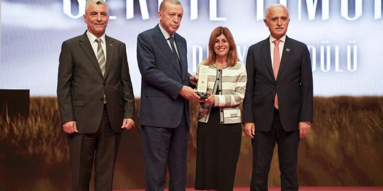 Serpil Timuray’a Dünya Türk İş Konseyi’nde “İş Dünyası Ödülü”
