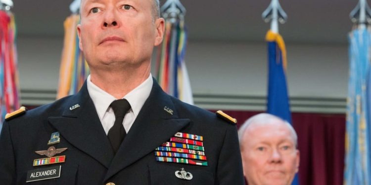 Eski NSA Yöneticisi Keith Alexander Amazon Yönetim Kuruluna Girdi