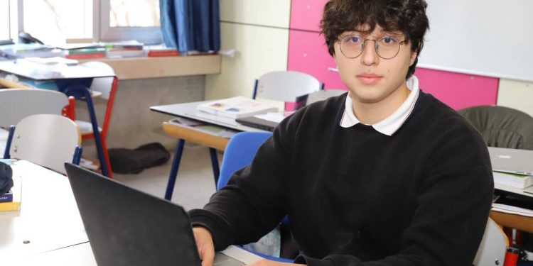 Liseli Alperen Konukbay, İşitme Engelliler için Geliştirdiği Uygulama ile ‘Dünyanın En Etkili 100 Genci’ listesinde yer aldı