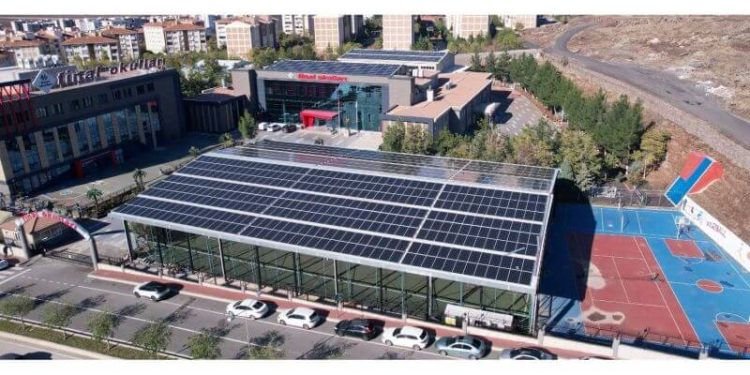 Kendi Elektriğini Üreten Okul, 760.000 ton Sera Gazı Salınımını Engelledi