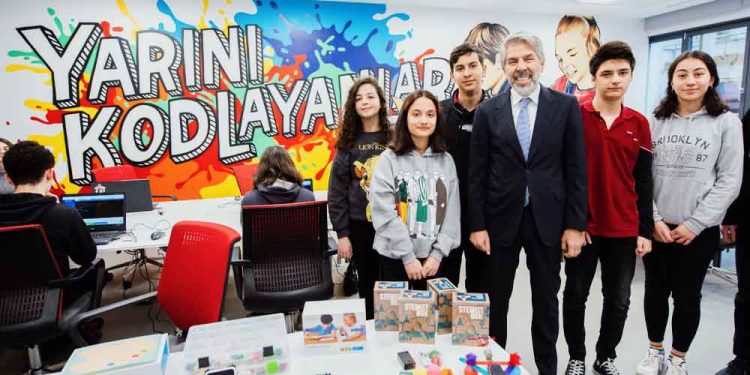 “Yarını Kodlayanlar” Gençleri Yapay Zekâ İle Buluşturmaya Devam Ediyor