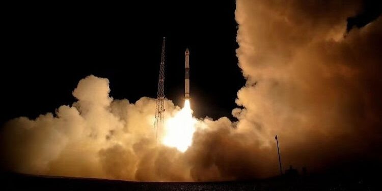 Çin 2024’ün ilk roketini uzaya gönderdi: 4 uydu fırlattı