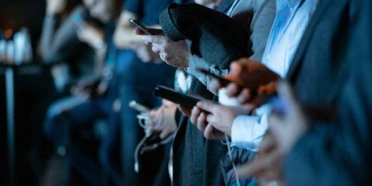 Telefonunuzu Elinizden Bırakamamanızın 5 Nedeni