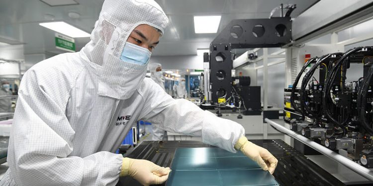 Çin’de 2 Ayda 234 milyon Cep Telefonu, 43 milyon Laptop Üretildi