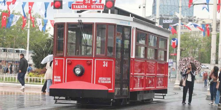 İstiklal Caddesine Bataryalı Tramvay Geliyor
