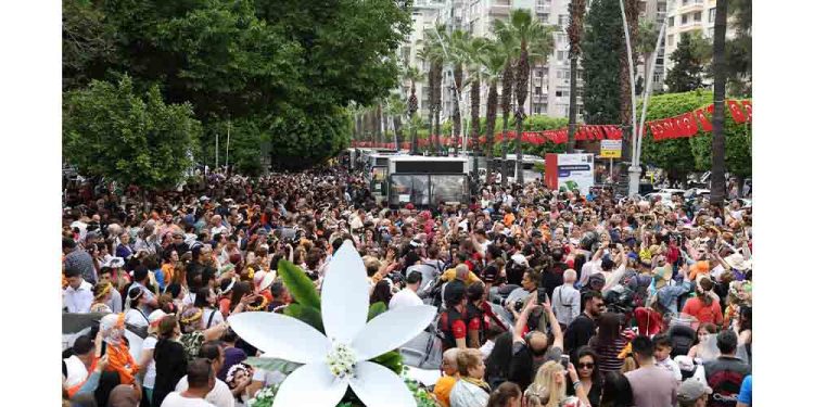 Ünlü Simalar Karnaval Coşkusunu Adana’da Yaşadı