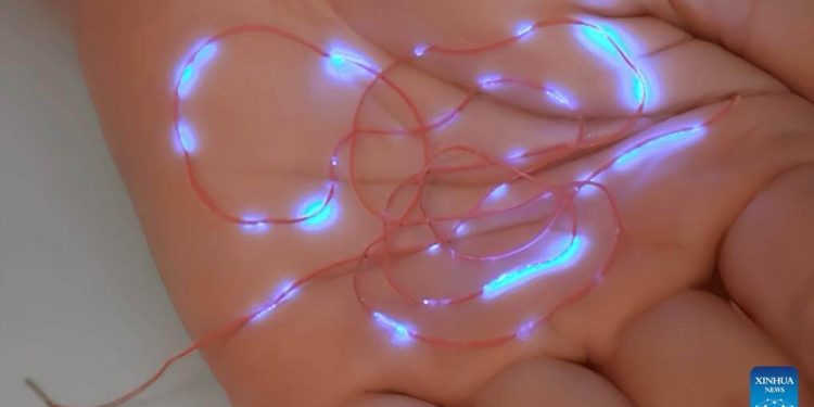 Çinli Araştırmacılar, Elektriksiz Işık Yayan Akıllı Fiber Geliştirdi