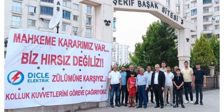“Biz Hırsız Değiliz” Yazılı Pankart Asmışlardı Kaçak Hat Çekerken Yakalandılar