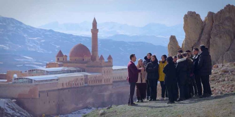 “Ağrı’nın Zirvesinden Gerçek Hikayeler” Teknoloji ile Hayallerine Ulaşmak İsteyen Öğrencilerin Hikayesi Belgesele Dönüştü