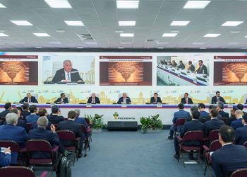 Rosneft CEO’su Küresel İhtiyaçları Karşılamak İçin Dengeli Bir Enerji Geçişini Destekliyor