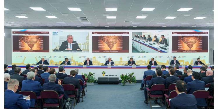 Rosneft CEO’su Küresel İhtiyaçları Karşılamak İçin Dengeli Bir Enerji Geçişini Destekliyor