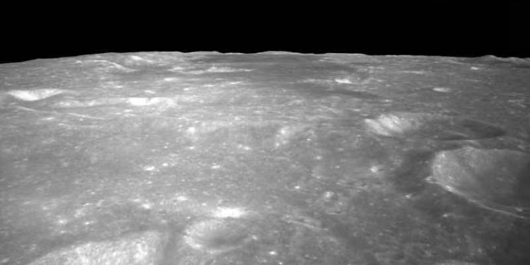 Chang’e-6, Ay’ın Karanlık Yüzünden Çektiği İlk Fotoğrafları Dünyaya Gönderdi