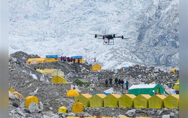 Çinli Şirket Everest’teki Dağcı Kampına Dron ile Teslimat Yaptı