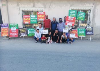 Kapılarına Asılan Yazıyla Evlerinin Ellerinden Alındığını Öğrendiler