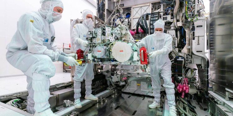 ASML, Çin’e Satış Yapmasının Engellenmesiyle Boğuşuyor