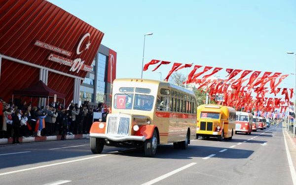 Cumhuriyetin 100 Yılına Tanık İETT Otobüslerinden Nostaljik Geçit