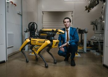 Jaguar Land Rover’ın Yeni Çalışma Arkadaşı: Robot Bekçı̇ Köpeğı̇ “Rover”