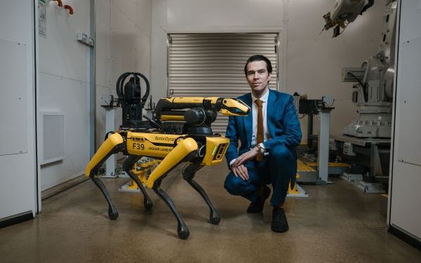 Jaguar Land Rover’ın Yeni Çalışma Arkadaşı: Robot Bekçı̇ Köpeğı̇ “Rover”