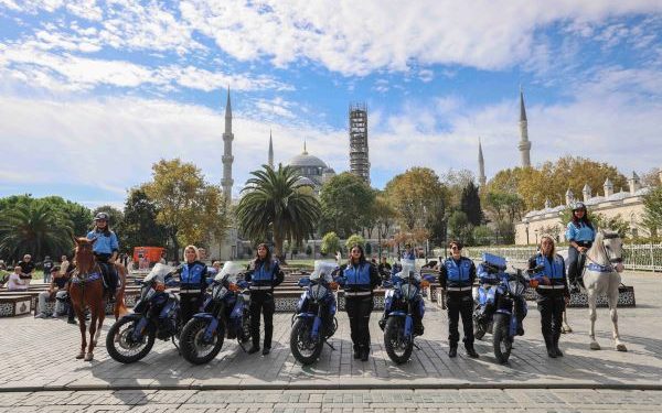 Motosikletli ve Atlı Kadın Zabıtalar Görevde