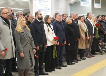 SAAT DOKUZU BEŞ GEÇE İSTANBUL METROSU