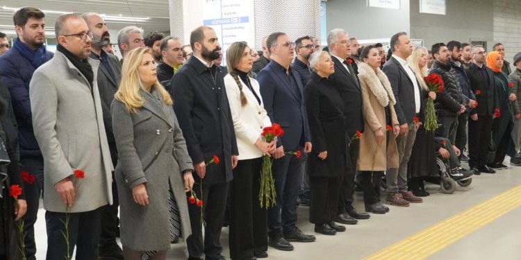 SAAT DOKUZU BEŞ GEÇE İSTANBUL METROSU