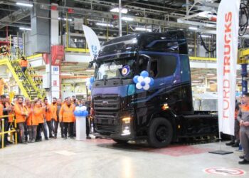 Ford Trucks 300 Bininci Kamyonunu Hattan İndirdi