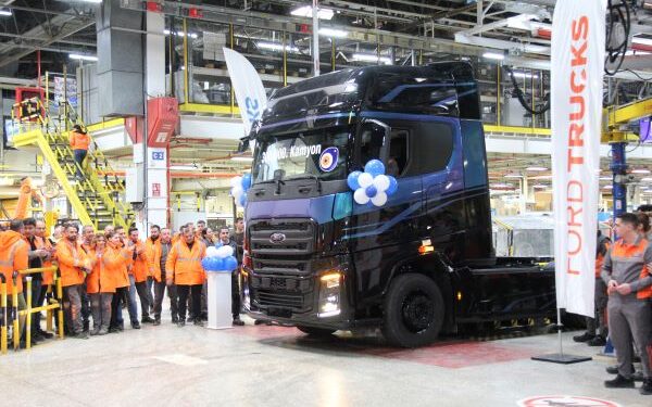 Ford Trucks 300 Bininci Kamyonunu Hattan İndirdi