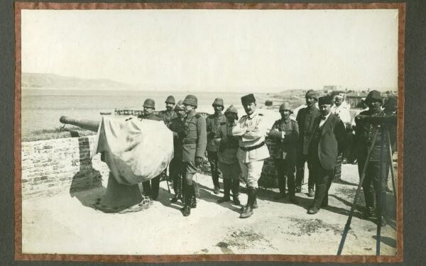 Çanakkale’nin 110 Yıllık Hatırası : İBB Atatürk Kitaplığı’nın Özel Arşivinden Çıkan Fotoğraflar