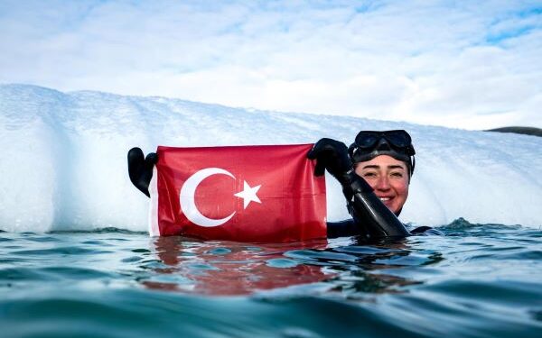 Şahika Ercümen, Dünya’nın En Derin Gölü Baykal Gölü’nde Buz Altı Dalışı Yapacak