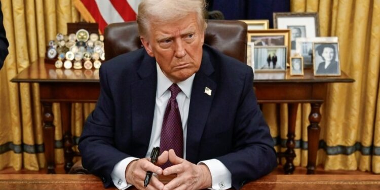 Trump Şimdi de Telefon ve Bilgisayarlara Vergi Muafiyeti Getirdi