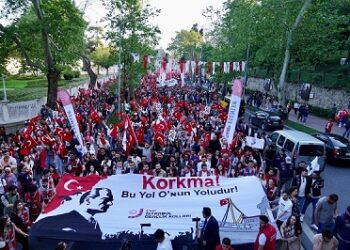 On Binler Dolmabahçe’den Beşiktaş’a Yürüdü