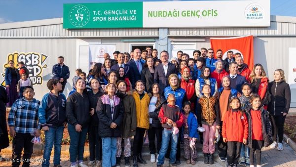 UNICEF ve Netflix’in Nurdağı’ndaki Genç Alan Merkezi Bir Yıl Daha Faaliyetlerine Devam Edecek