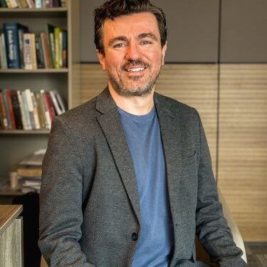 “Paylaşmaya Odaklanırken, Yaşamın Kendisini Kaçırıyoruz”