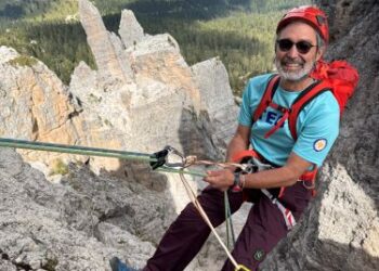 TEGV Eğitim Gönüllüsü M. Sacit Erdem, Dolomoti Dağlarına Tırmanışıyla 350 Çocuğun Eğitimine Destek Oldu