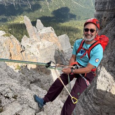 TEGV Eğitim Gönüllüsü M. Sacit Erdem, Dolomoti Dağlarına Tırmanışıyla 350 Çocuğun Eğitimine Destek Oldu